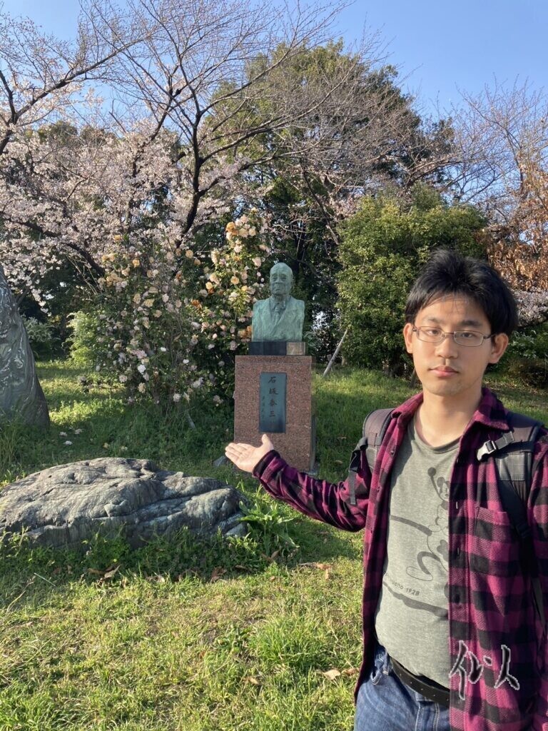 石坂泰三像前にて(大阪・万博記念公園)