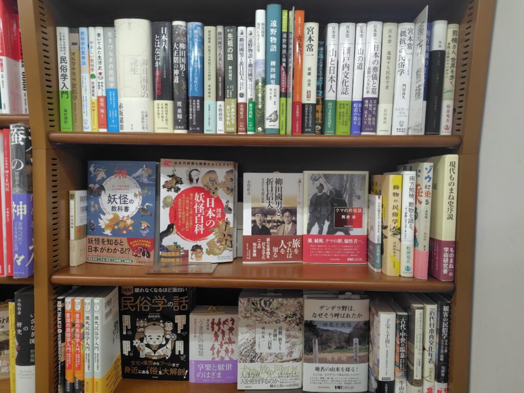 『現代ものまね史序説』が並ぶ書棚